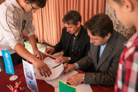 Podpis pogodbe za vstop v mreo OPUM s strani upana obine Zagorje Matjaa vagana in izvrenga direktorja UNICEF Slovenija Tomaem Bergoem.